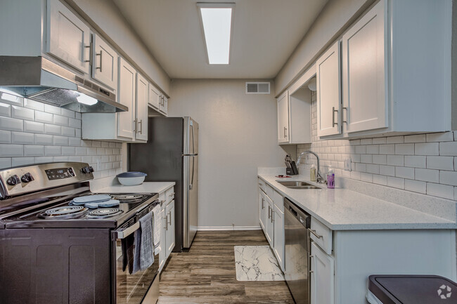 2BR, 1BA - 856 SF - Kitchen - Ashton on 287