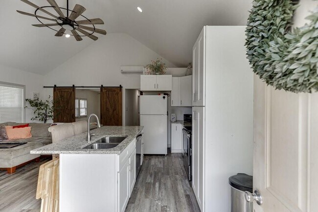 Foto del edificio - 1051 Gage Dr