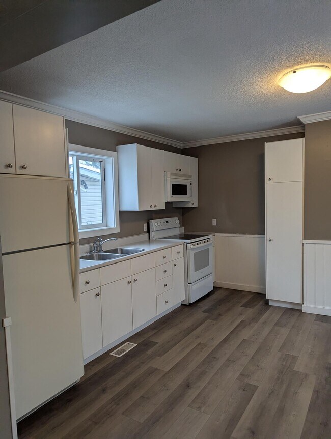 Photo du bâtiment - 1 Bedroom Main Floor Unit – $1,399/month +...