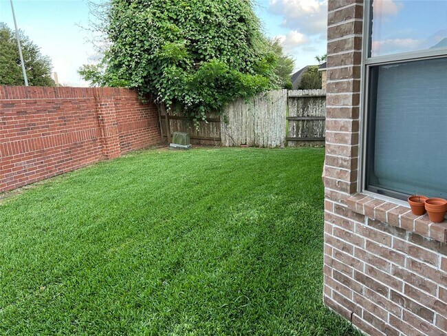 Foto del edificio - 5547 Linden Rose Ln