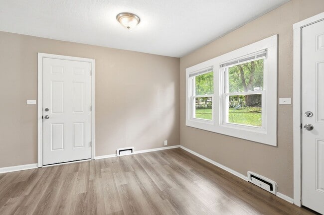 Building Photo - Don't Miss Out on This Charming 3 Bed, 1 Bath Home in South Kansas City!