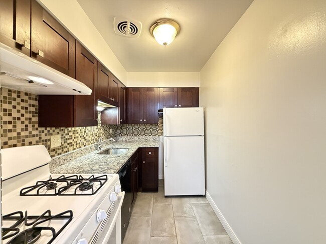 Foto del edificio - 3710 N Pine Grove Ave