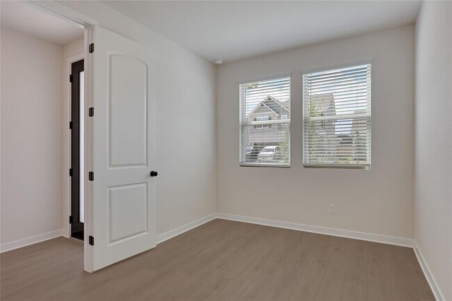 Building Photo - 261 Crater Lk Dr