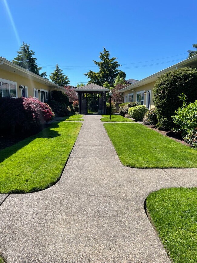Building Photo - Private 1 bed, 1 bath condo!