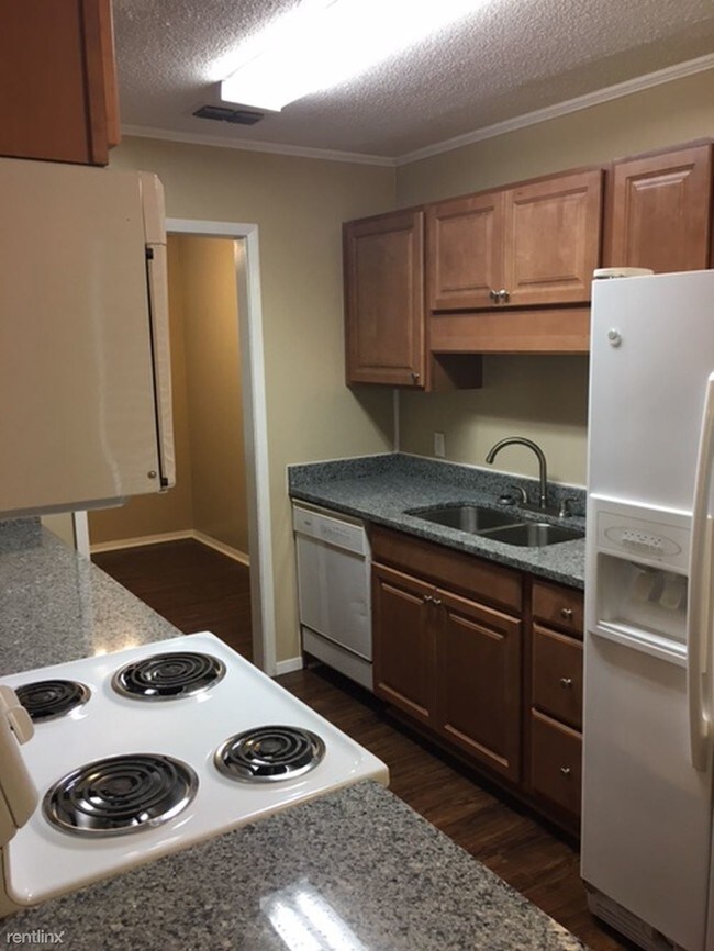 Building Photo - 3 br, 1.5 bath House - 30 Brittany Ct