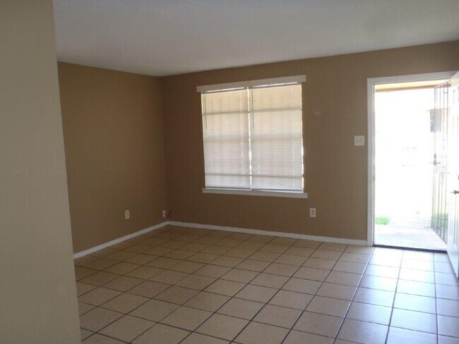 Foto del edificio - Awesome Duplex For Rent COMING SOON!