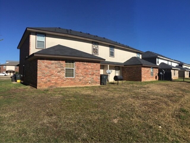 Foto del edificio - 2 WEEKS FREE RENT IN A 3 BEDROOM TOWNHOUSE AT $950!