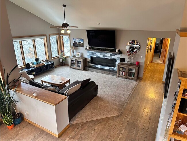 Foto del edificio - 318 Blackberry Ln