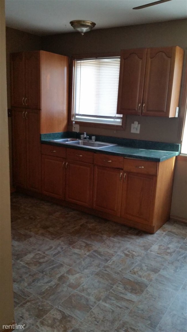 Foto del edificio - 3 br, 1 bath House - 15859 Wellington St