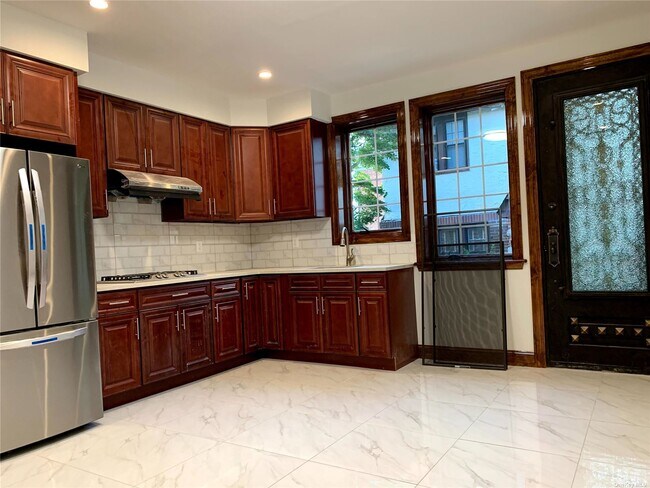 Foto del edificio - 43-28-43220 220th St