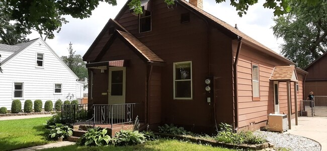 Foto del edificio - Great Eastside Location 3-Bedroom Bungalow...