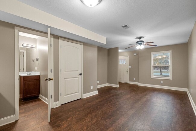 Building Photo - Pet Friendly Two Bedroom!