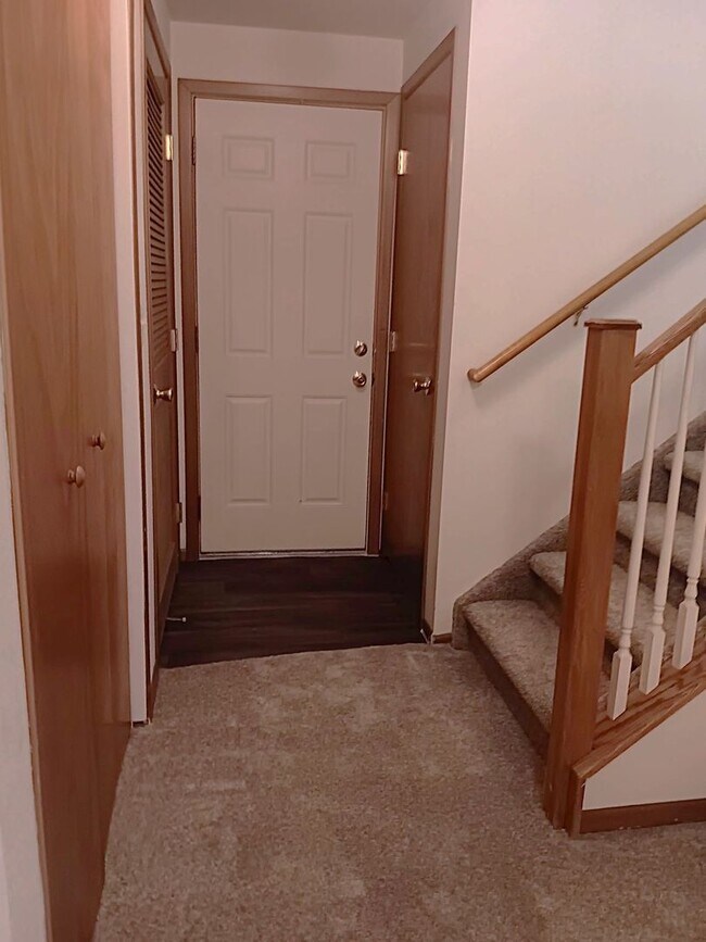 Foto del edificio - WEST SIDE - SPACIOUS TWO STORY 3 BED/2.5 BATH DUPLEX!