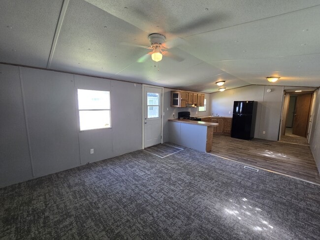 Building Photo - 700 W Ridgeway Ave