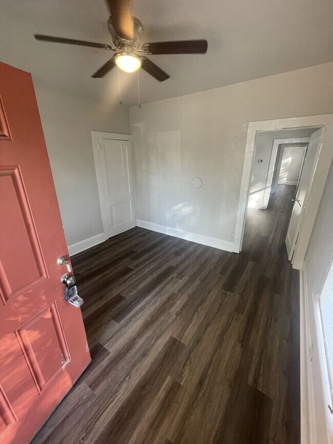 Building Photo - 2 bd 1 ba duplex