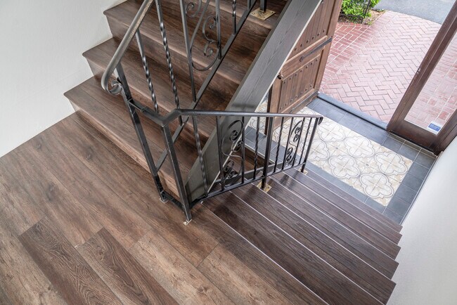 Pasillo interior - Los Altos Apartments