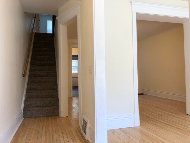 Building Photo - Amazing Vintage Townhouse. Uber Convenient...