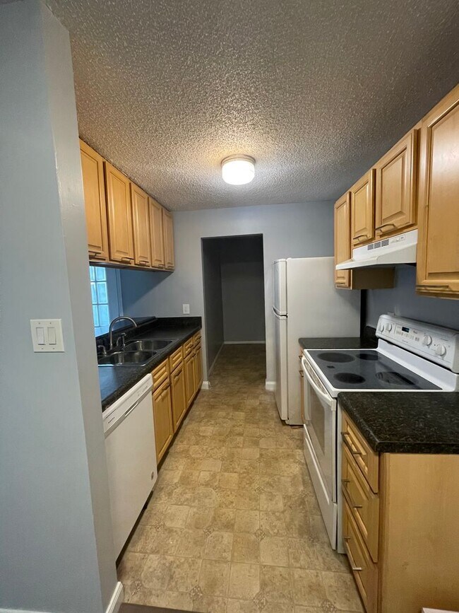 Foto del edificio - NEWPOINTE CONDO