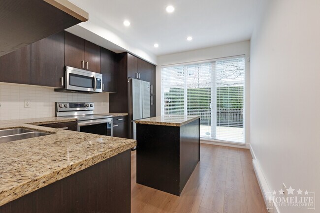 Photo du bâtiment - Spacious 3 Bed Townhome in Highland Park with Resort Style Amenities and Private Yard