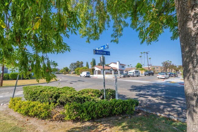Building Photo - 3BR/2BA home with bonus room & additional ...