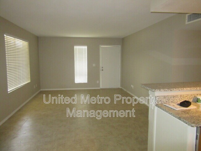 Building Photo - 2132 W Glenrosa Ave
