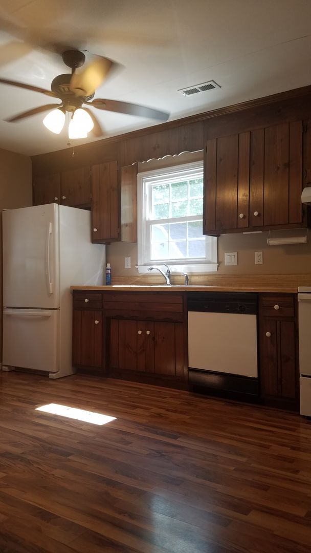 Foto del edificio - Cape Cod on large corner lot in Frederick ...
