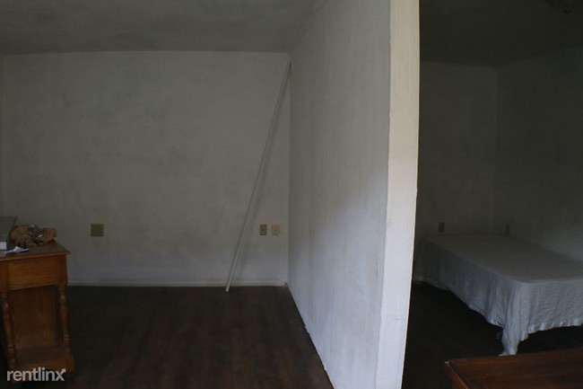 Building Photo - 3 br, 2 bath House - Outlet Collection mall