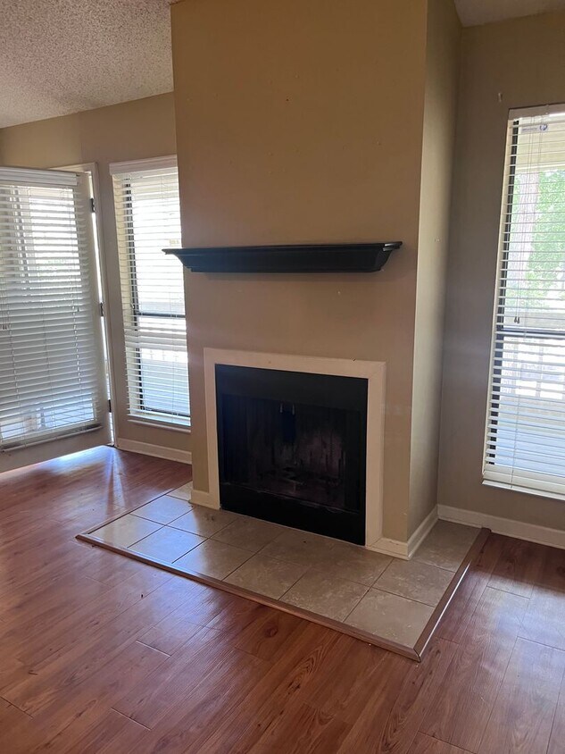 Foto del edificio - Beautiful 2nd floor condo with vaulted cei...