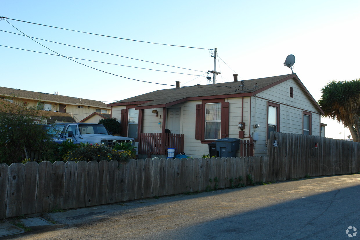 Building Photo - 1038 E Laurel Dr
