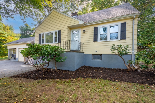 Building Photo - 215 Blue Hill Dr