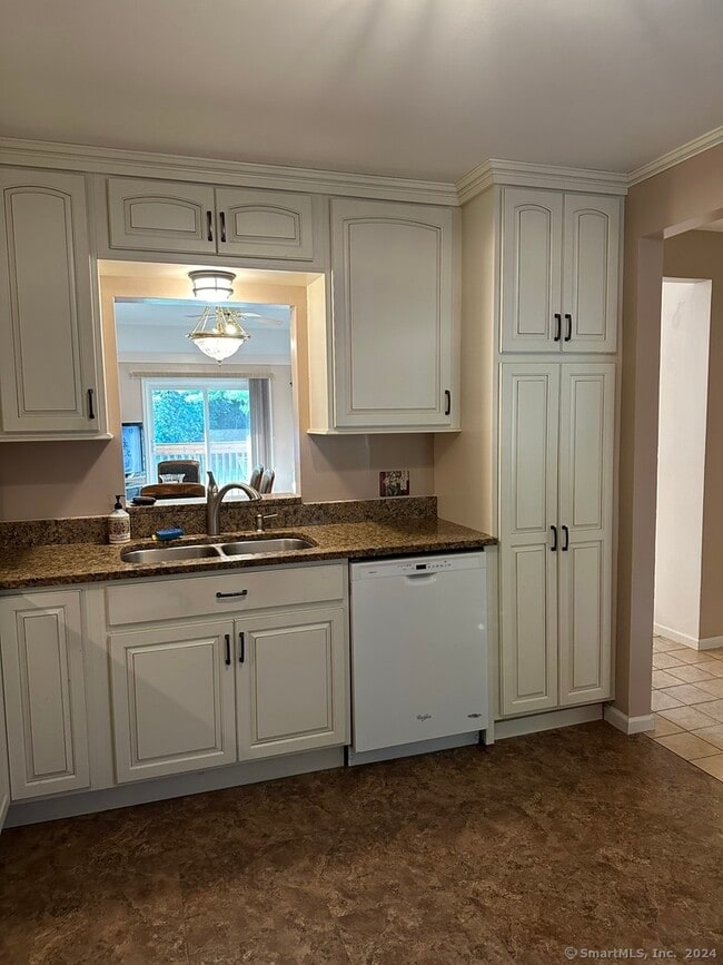 Building Photo - 19 Simsbury Landing