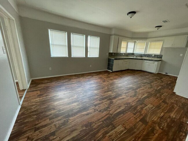 Building Photo - Comfortable Home on Silsbee