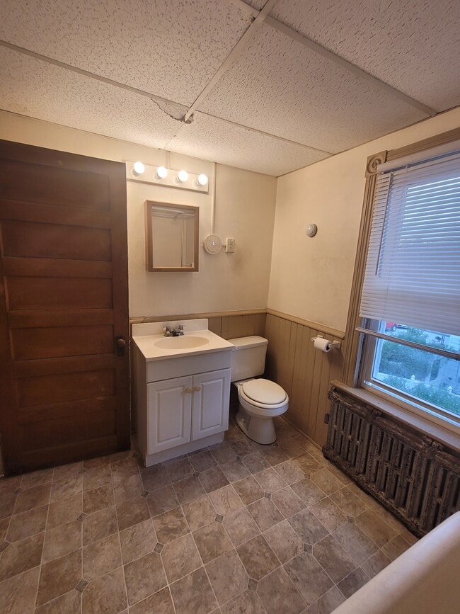 Building Photo - 225 Pleasant St