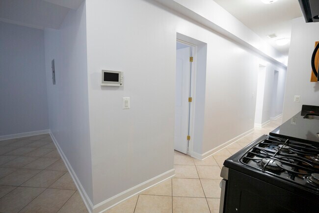 Foto del edificio - 2416 N Greenview Ave