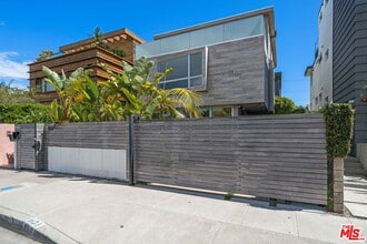 Building Photo - 808 Brooks Ave