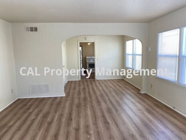 Building Photo - 2-Bedroom and 1-Bathroom duplex in South S...