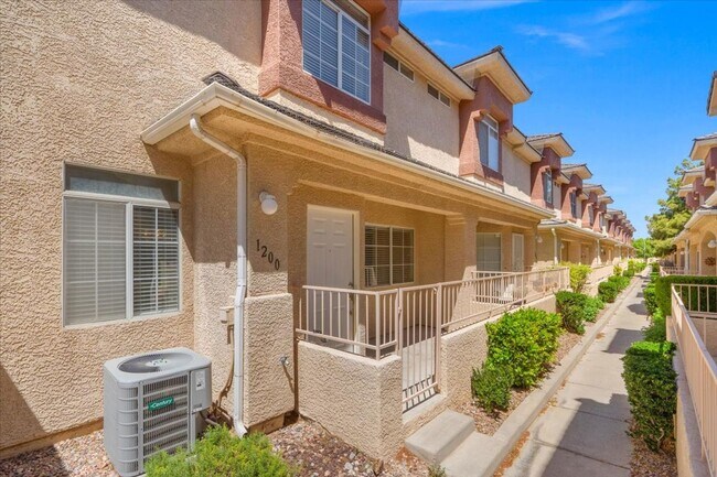 Foto del edificio - Contemporary 3 Bedroom Townhouse in Gated Community