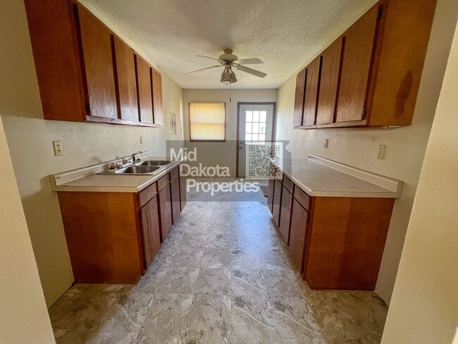 Building Photo - 813 N Sanborn-1 bedroom house with large two car garage