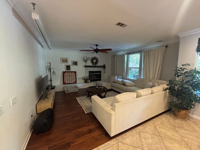 Foto del edificio - Spectacular 5-Bedroom Home with Private Po...