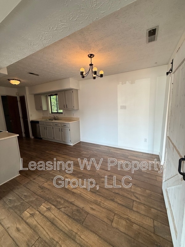 Foto del edificio - 6355 Pine Dr