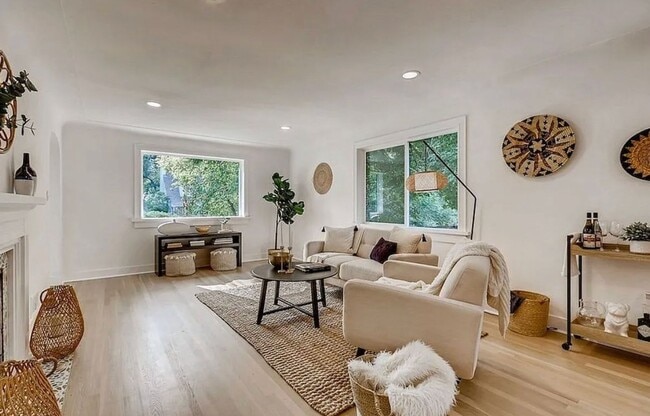 Foto del edificio - High end Hilltop 3br/2.5 bath with office,...