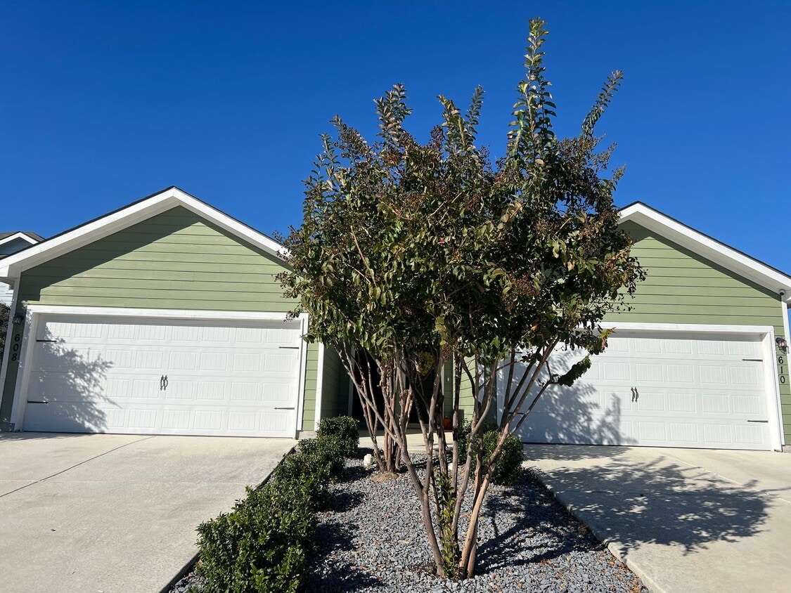 Foto principal - Luxury 3/2 Duplex in Seguin (Navarro ISD)