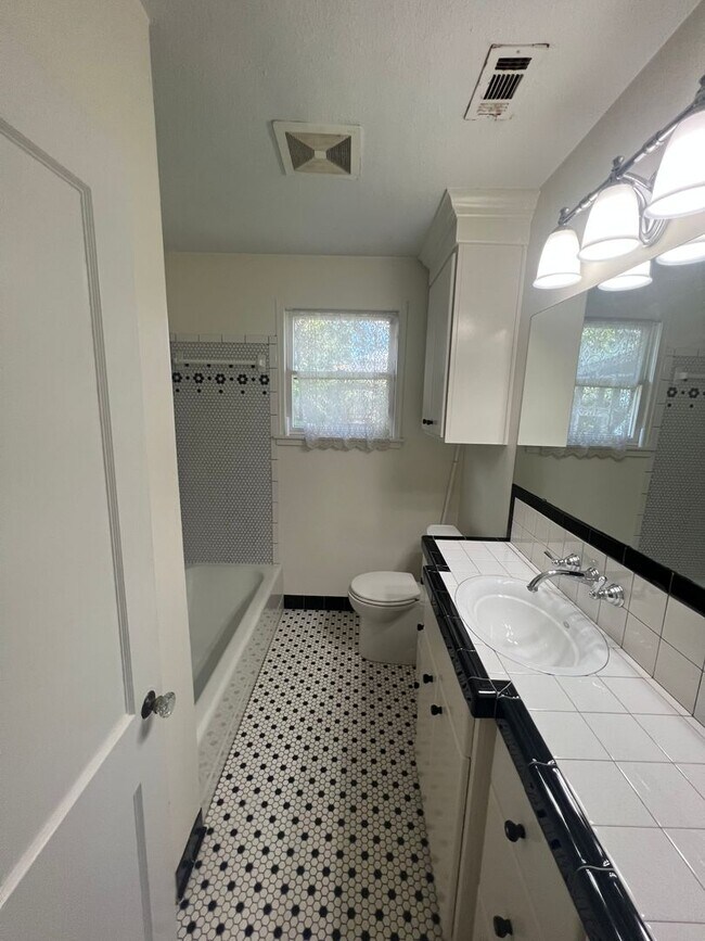 Foto del edificio - Two Bedroom Remodel in Rosedale Neighborhood