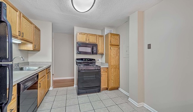 Open kitchen layout with ample cabinet space - 2200 Grace