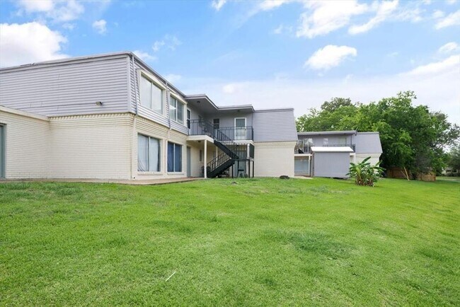 Building Photo - 4910 Saxon Dr