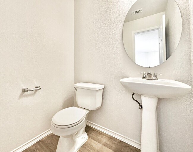 Foto del edificio - Spacious 4 bed 2.5 bath two-story home!