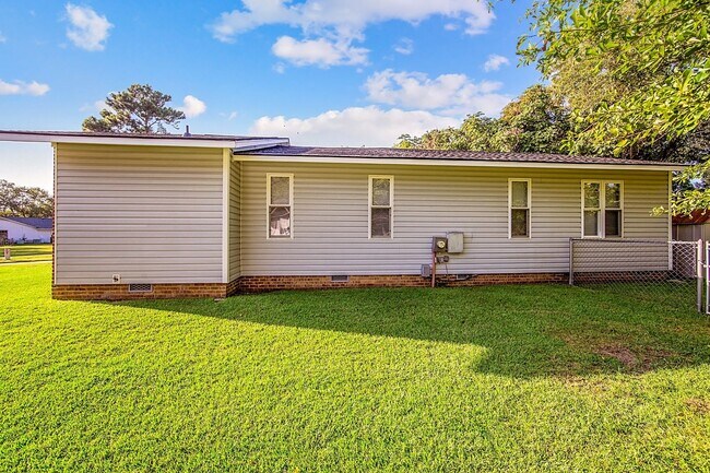 Building Photo - Updated Home Close to Liberty (6mins)