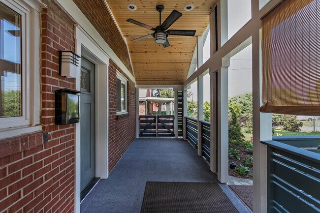 Building Photo - 3 bed 1 bath - nicely updated, central air...