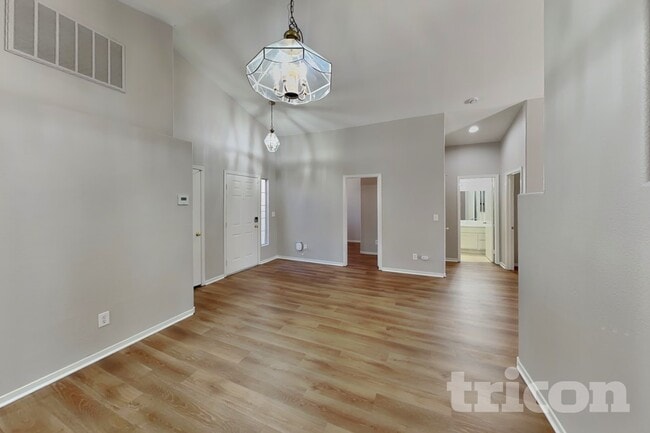 Building Photo - 1121 Indian Hedge Dr