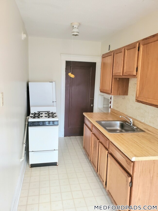 Building Photo - 53 Fellsway W